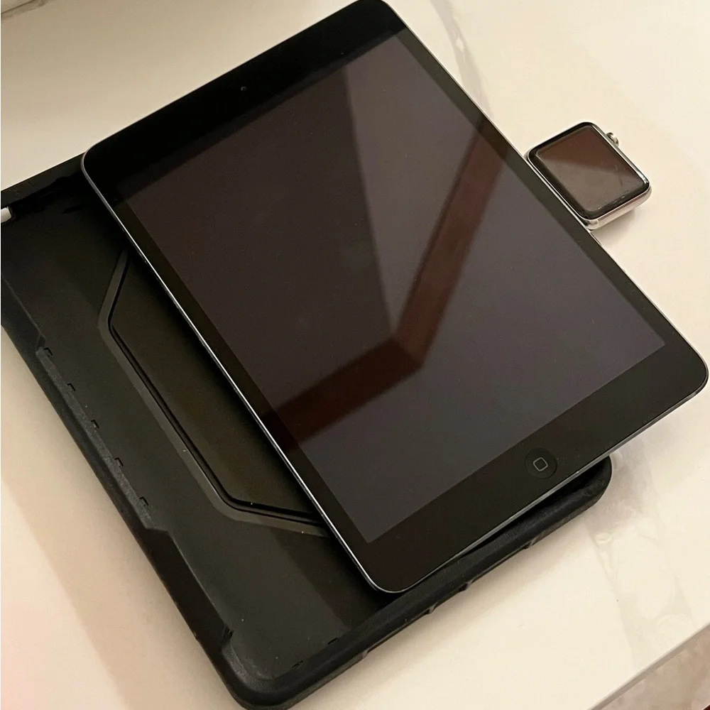 iPad and Apple Watch (FOR PARTS ONLY)